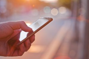 Grafika przedstawiająca mężczyznę używającego smartfona
